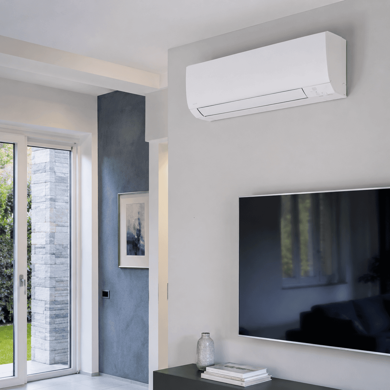 Climatizzatore installato a parete in un ambiente domestico