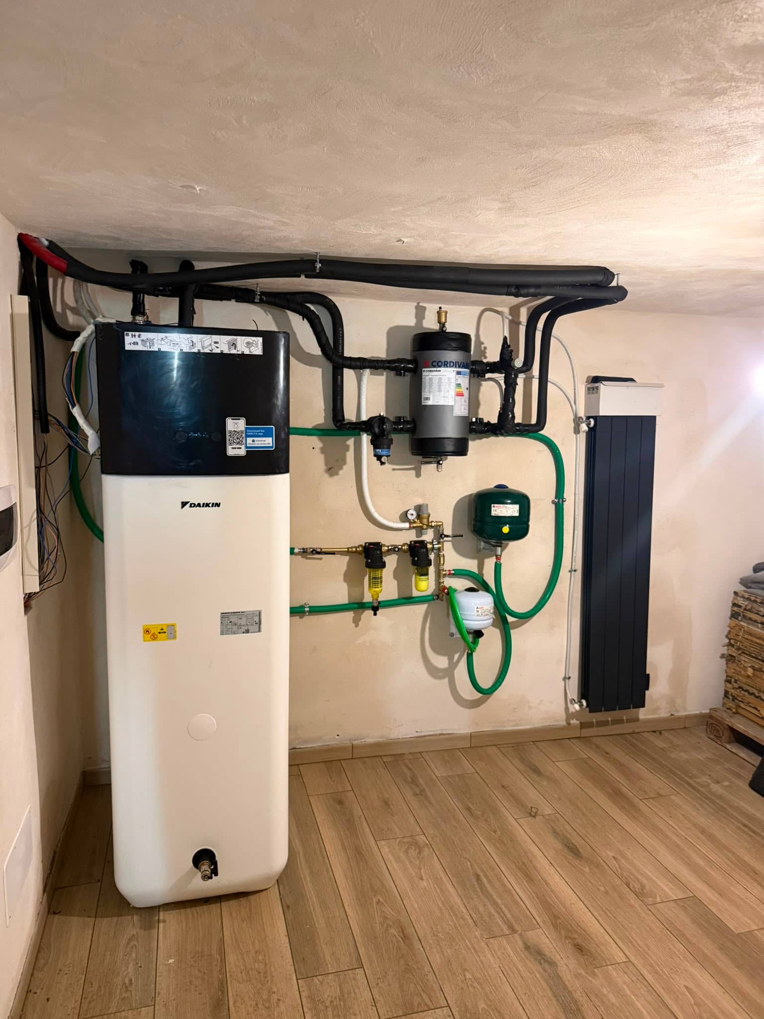 Pompa di calore Daikin installata con accumulo, collegamenti idraulici e radiatore