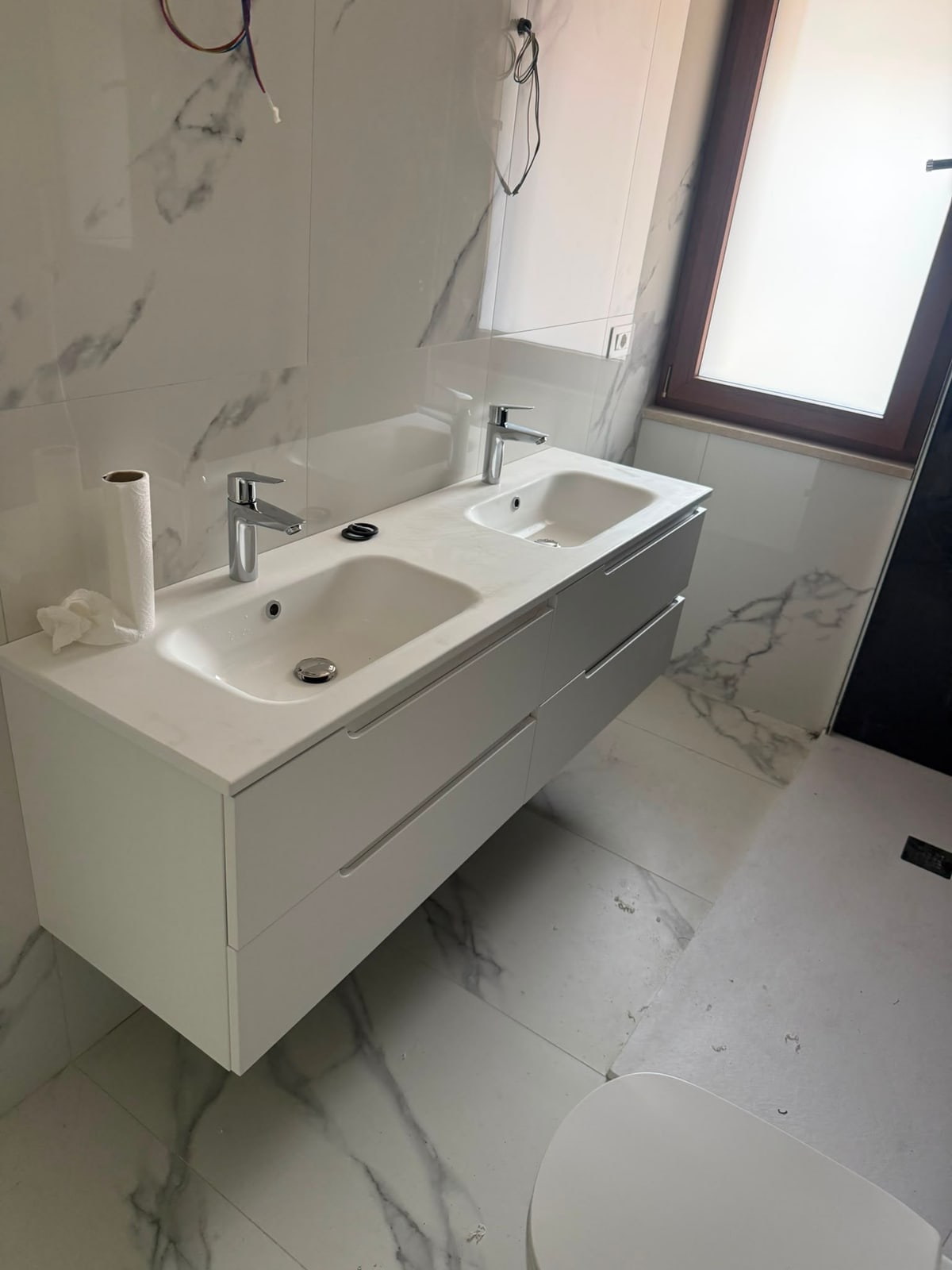 Mobile con doppio lavabo installato in bagno
