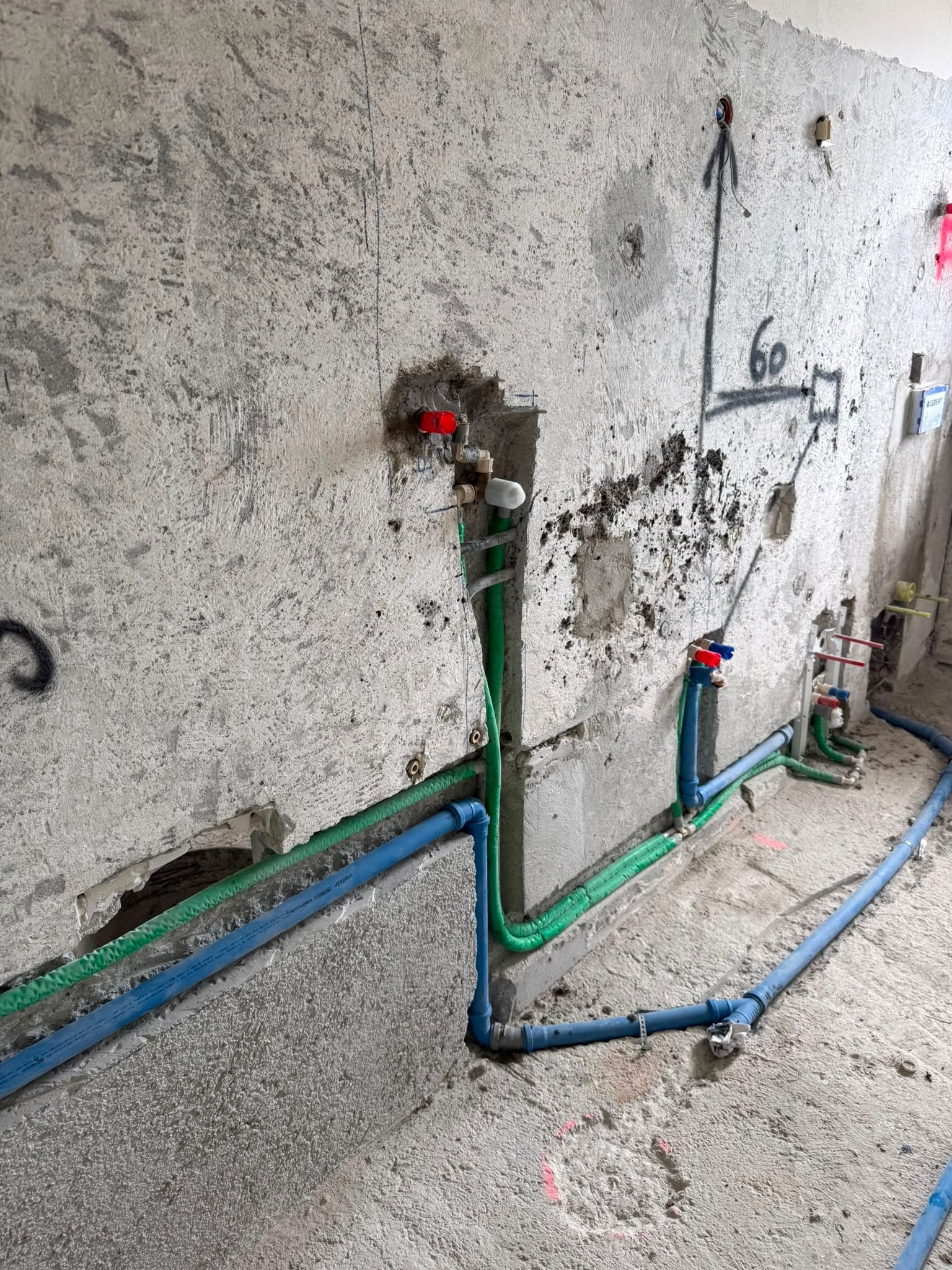 Linee verdi e blu di un impianto idrico-sanitario al grezzo