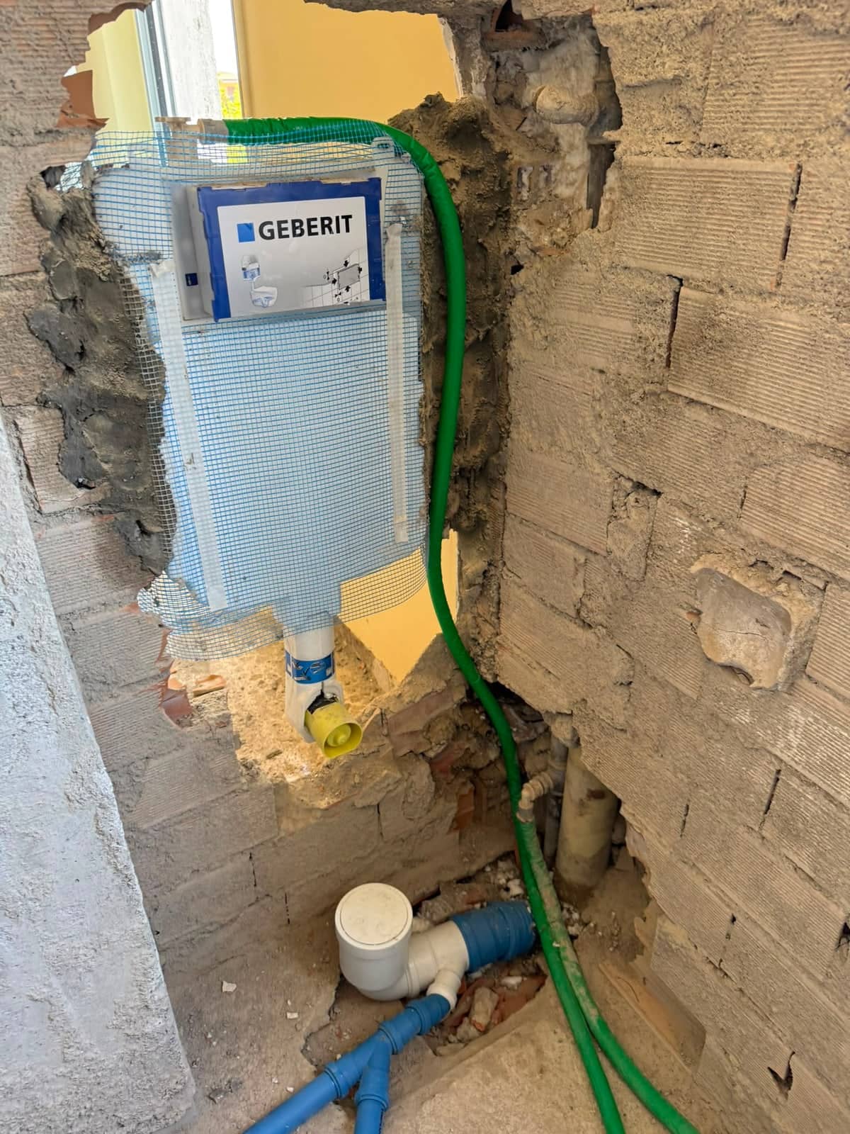 Cassetta da incasso e tubazioni durante la predisposizione